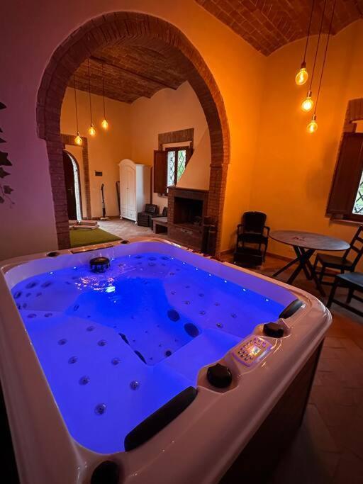 Relax Nella Jacuzzi In Toscana Colle Val D'Elsa Exteriér fotografie